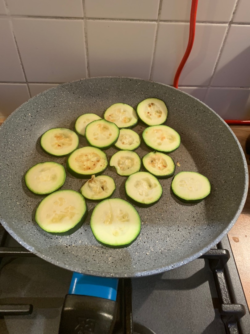 Закуска из кабачков с горгонзолой и кедровыми орешками с розмариновым маслом