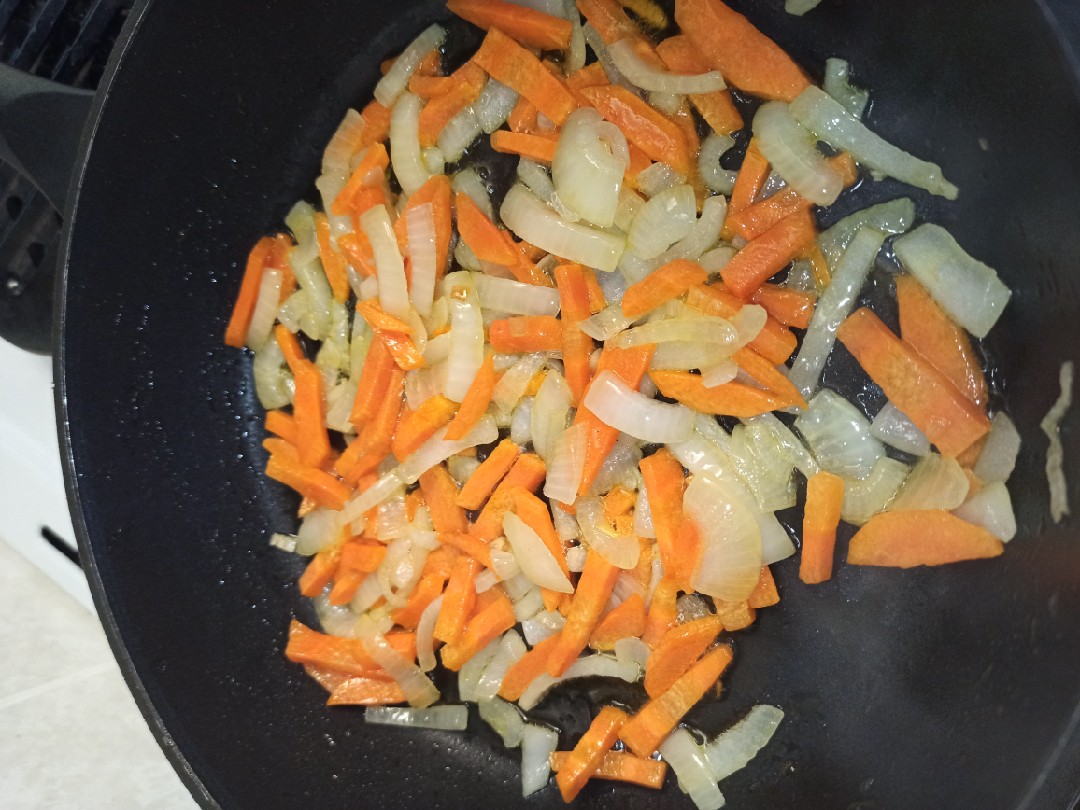 Рецепт: Запеченный морской окунь - с луком и морковью