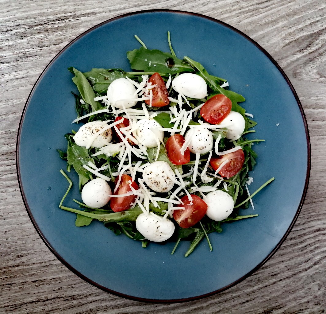 Салат с моцареллой и помидорами - бесподобная закуска из простых ингредиентов