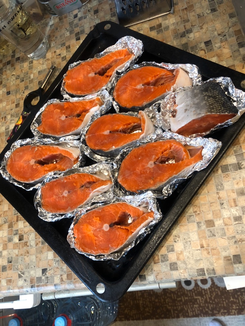 Пирог из слоеного теста с красной рыбой форель с сыром в духовке