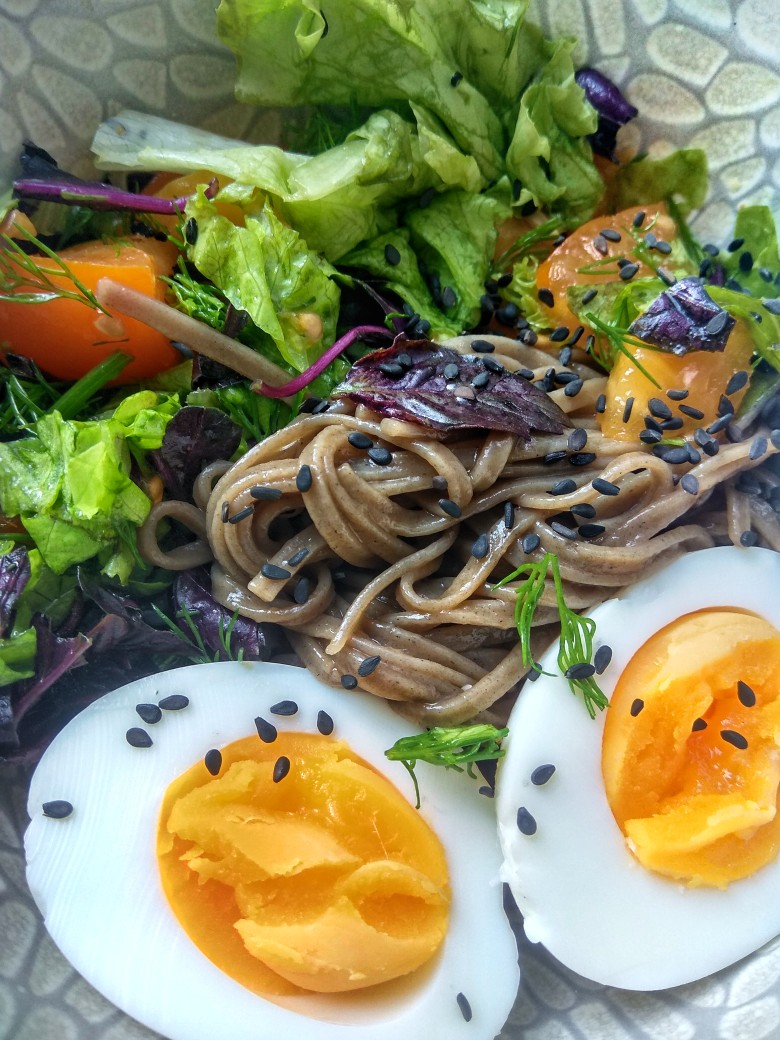 Гречневая лапша с овощами, салатом, кунжутом и отварным яйцом 🍜