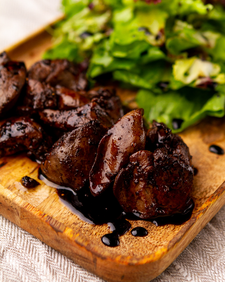 Теплый салат с куриной печенью в бальзамическом соусе🍗