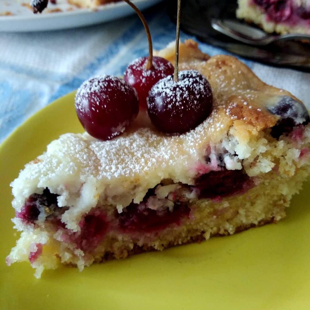 Вишнёвый пирог с заливкой из сметаны