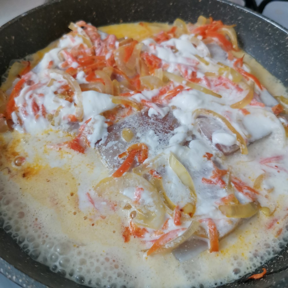 Минтай с луком и морковью