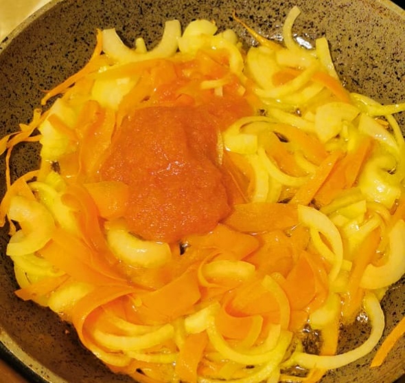 Яичная лапша на сковороде с сыром и сарделькой