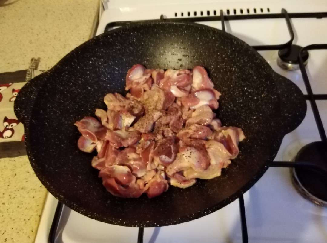 Паста с куриными желудками в сковороде Вок 🍜