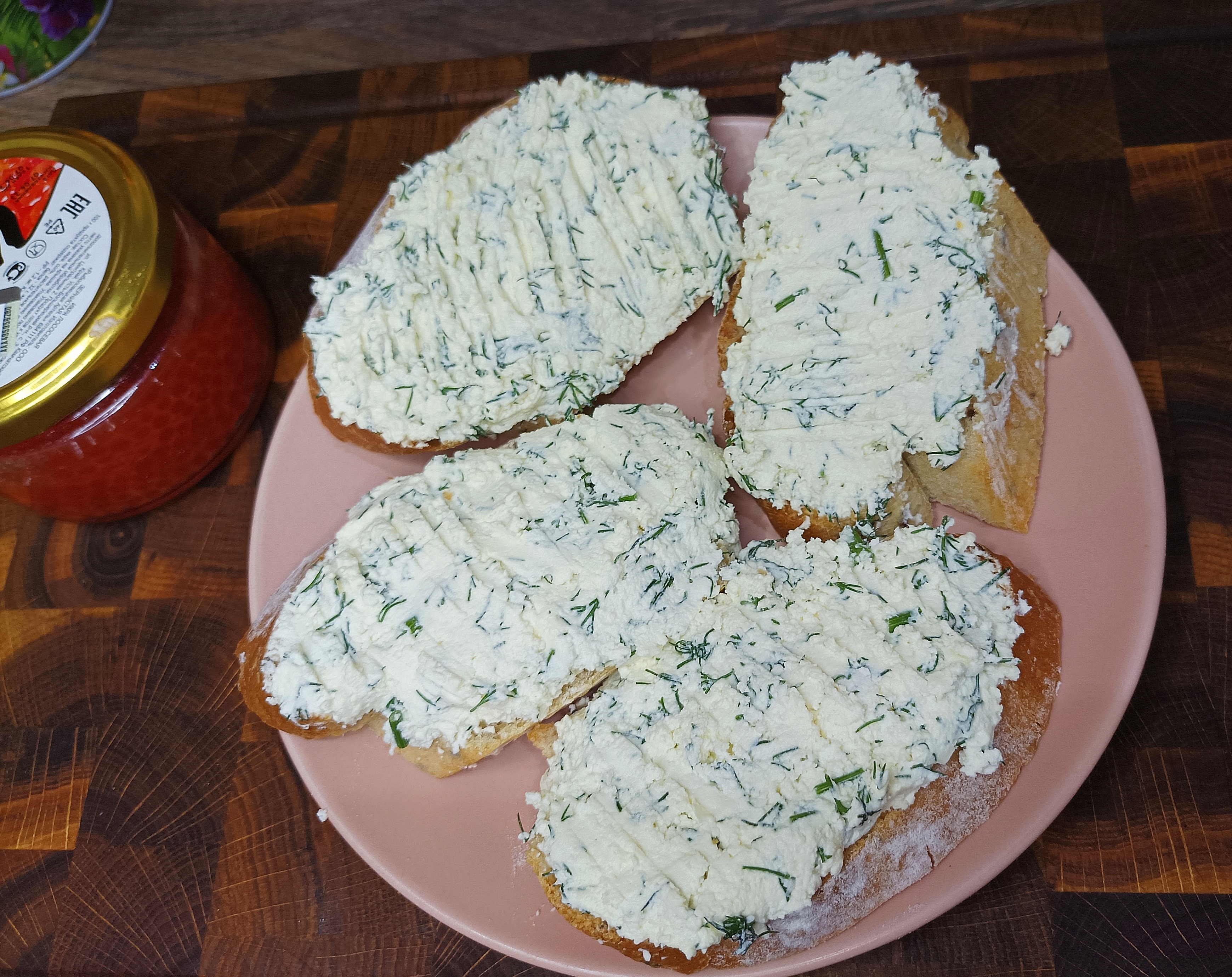 Бутерброды с творогом, укропом и икрой😋