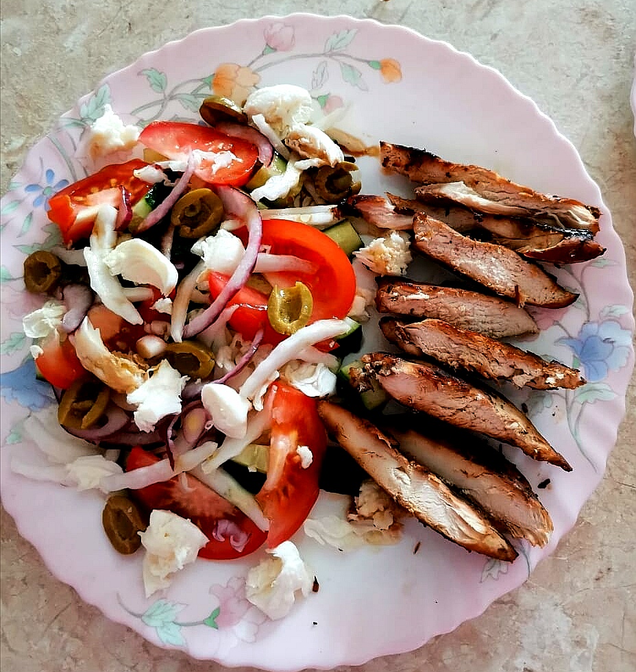 Салат 🥗 овощной с моцареллой и оливками