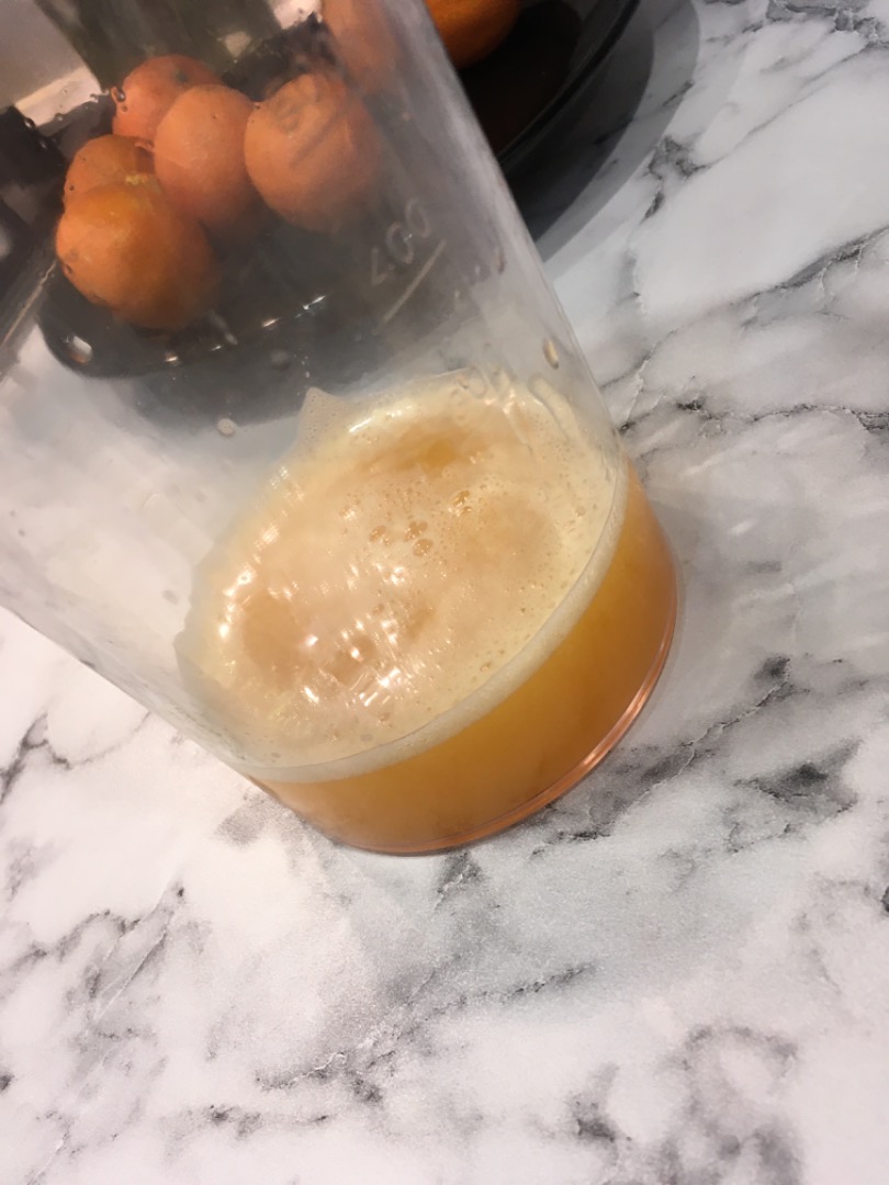 5 литров апельсинового сока с мятой из 3 апельсинов и 2 мандаринов.