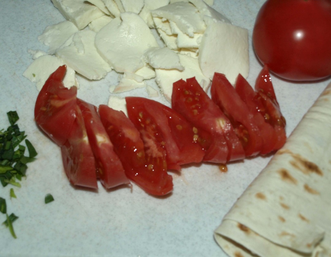 Лаваш с адыгейским сыром, тархуном и помидорами