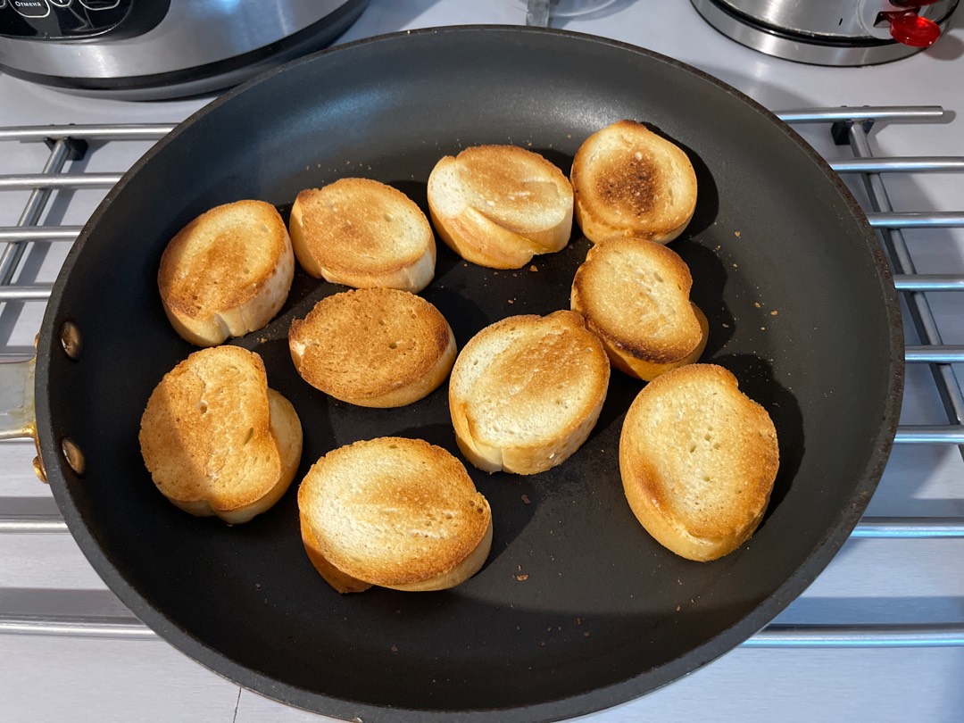 Закусочные бутерброды с яйцами и солёными огурцами