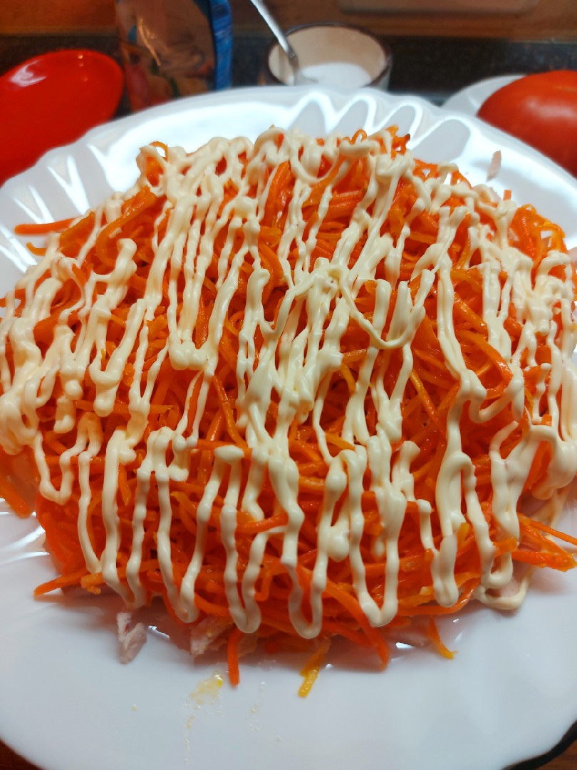 Слоенный салат с морковью по-корейски и куриной грудкой