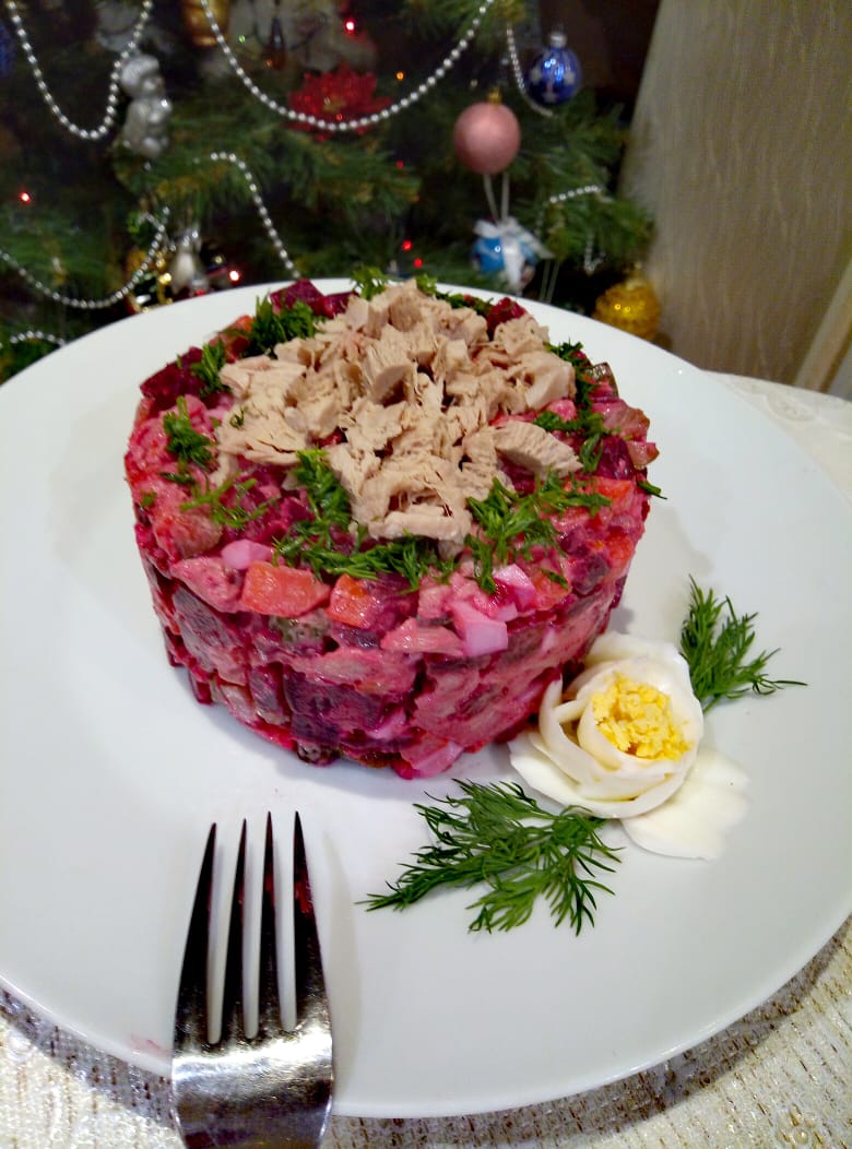 Оригинальный винегрет с мясом на Новогодний стол