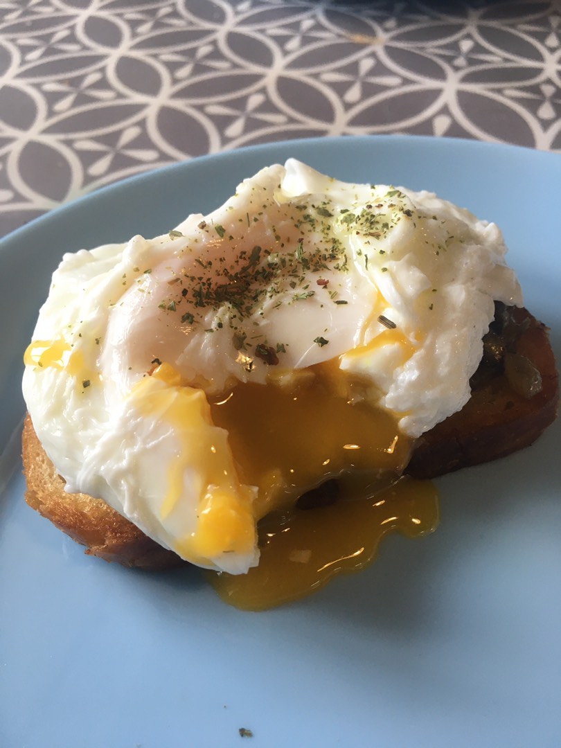 Гренки с лесными грибами и яйцом-пашот