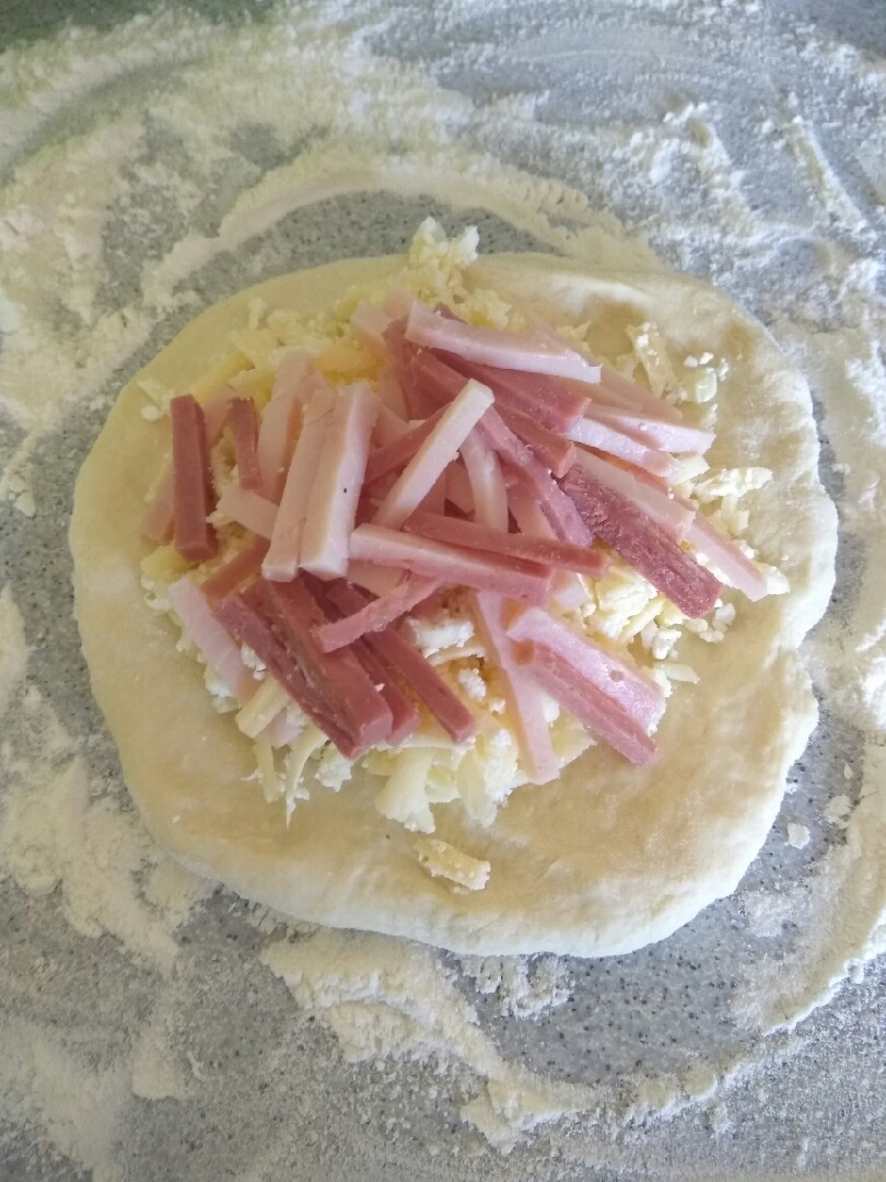 Хачапури с сыром и ветчиной на сковороде