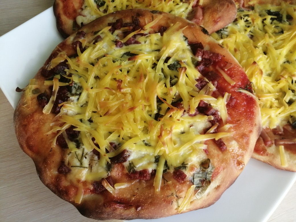Неаполитанская пицца с сыром и колбасой