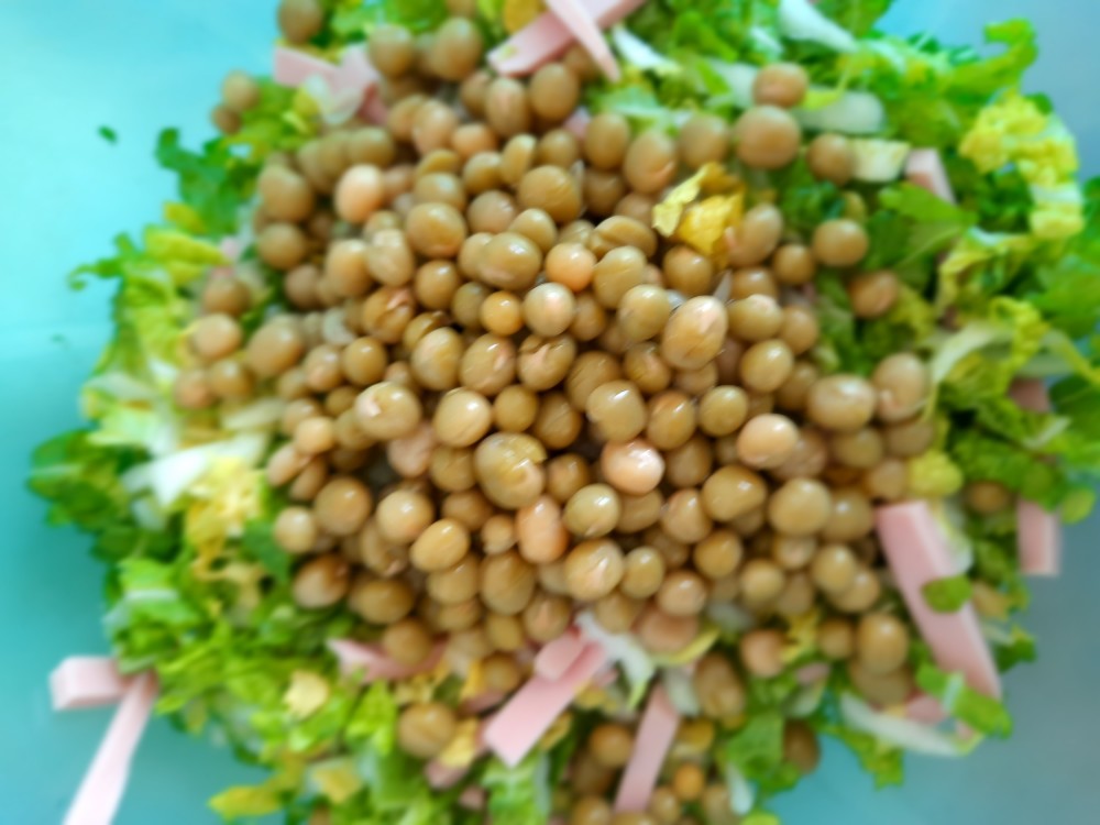Салат с пекинской капустой, колбасой и огурцами: рецепт - Лайфхакер