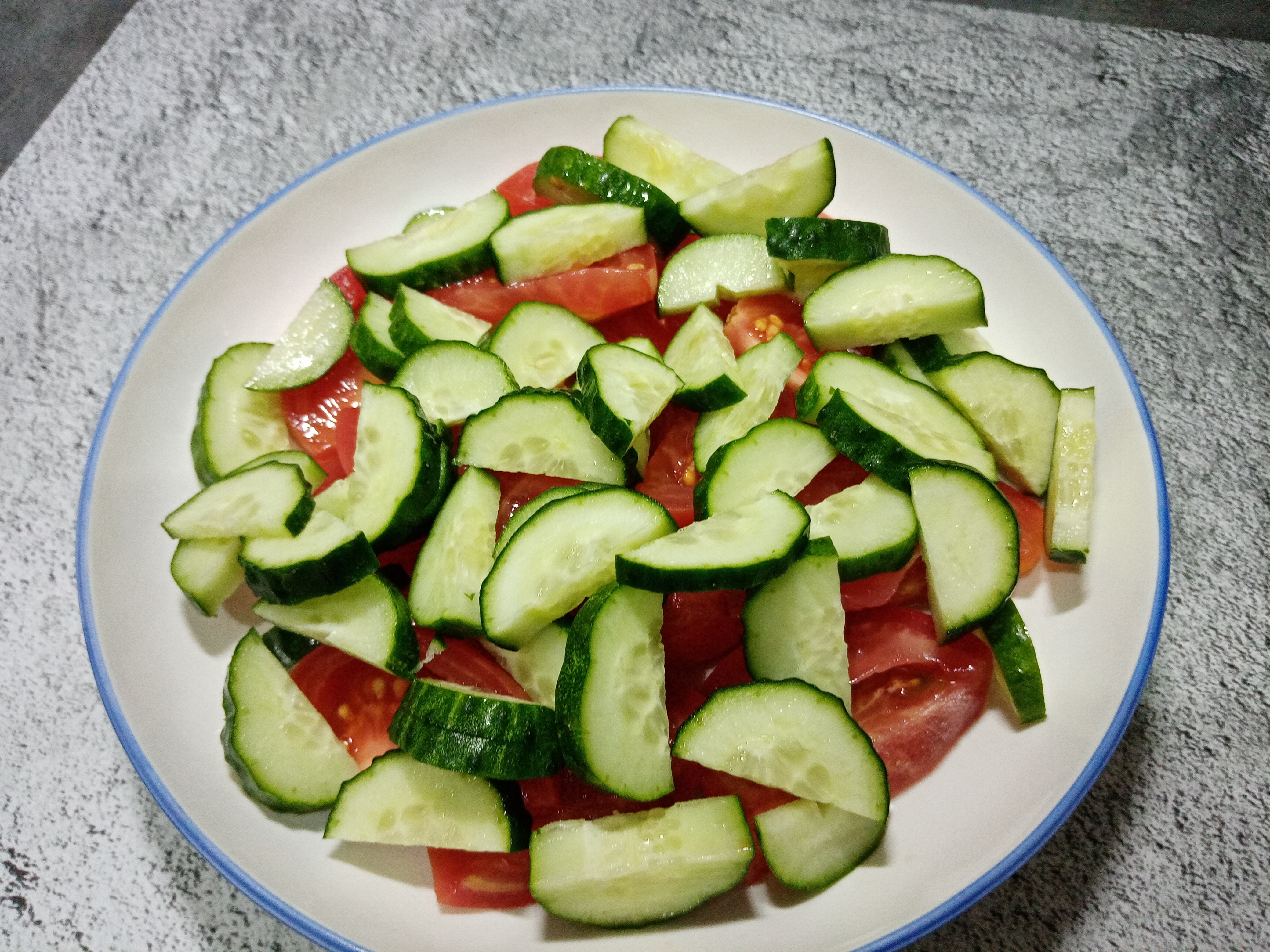 20 легких салатов с огурцами и помидорами на любой вкус