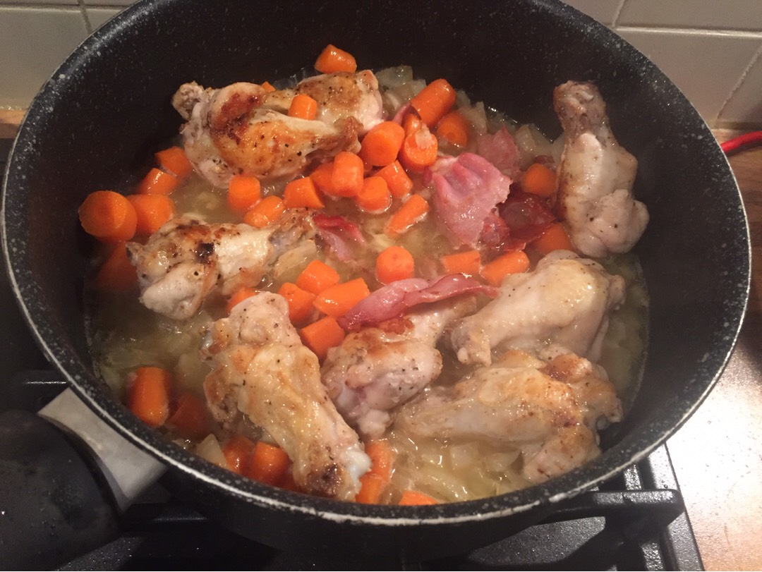 Курица в сливочном соусе из белого вина (Coq au vin blanc)