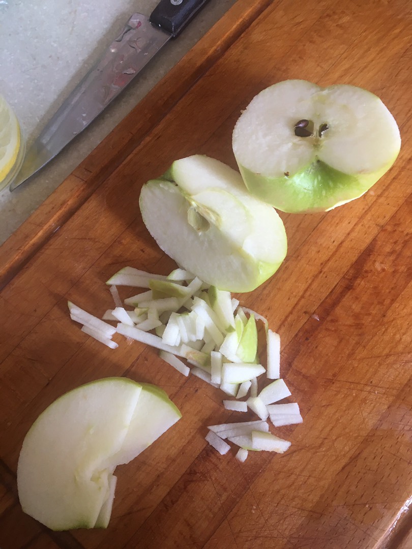 Салат с курицей, виноградом и яблоками