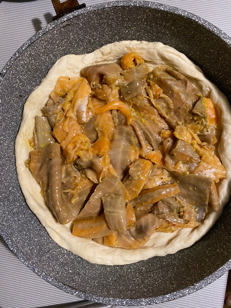 Пирог с горбушей и рисом (из дрожжевого теста)