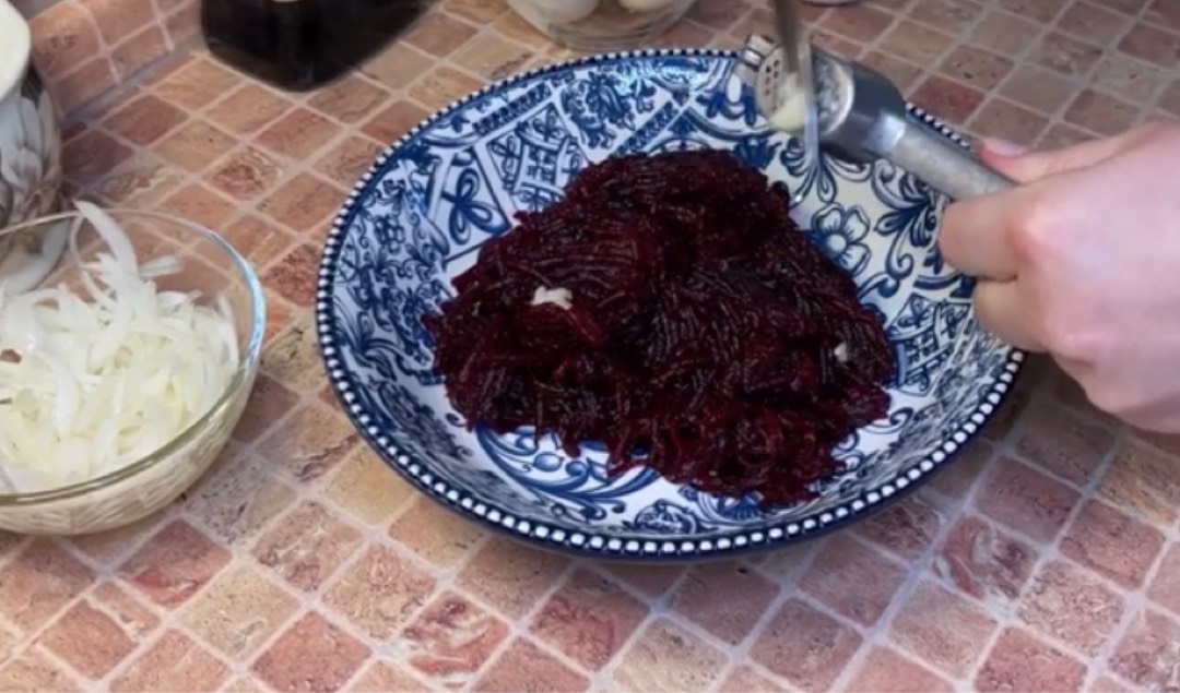 Салат из свеклы с луком - пошаговый рецепт с фото