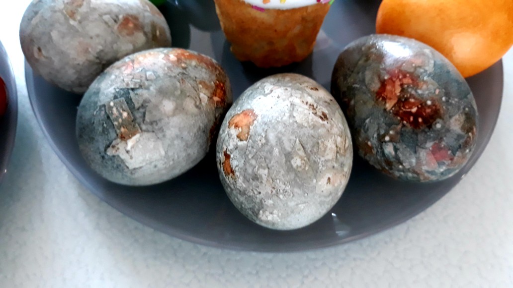Серебряное яйцо раст. Мраморные яйца в луковой шелухе и каркаде.