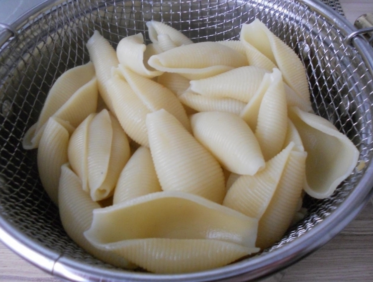 Рецепт: Фаршированные макароны на сковороде | Со сметаной и кетчупом