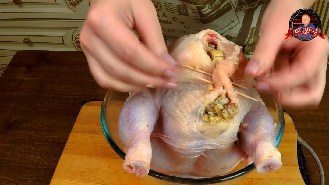 Фаршированная курица в духовке. Курица фаршированная рисом и грибами