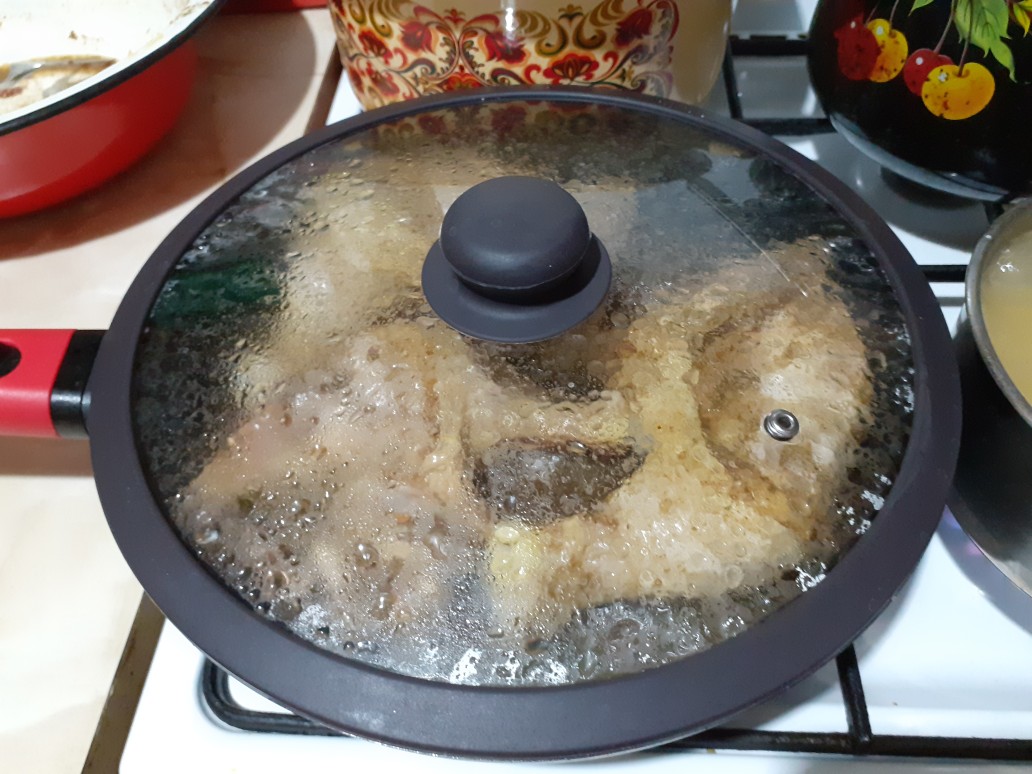 Куриные окорочка с хрустящей корочкой на сковороде — рецепт с фото пошагово