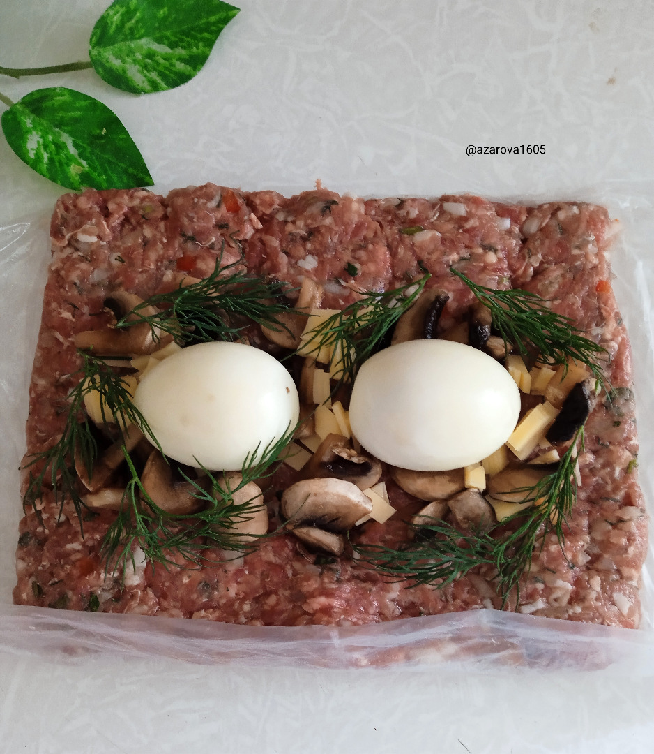 Рулет из фарша с грибами и луком: рецепт - Лайфхакер
