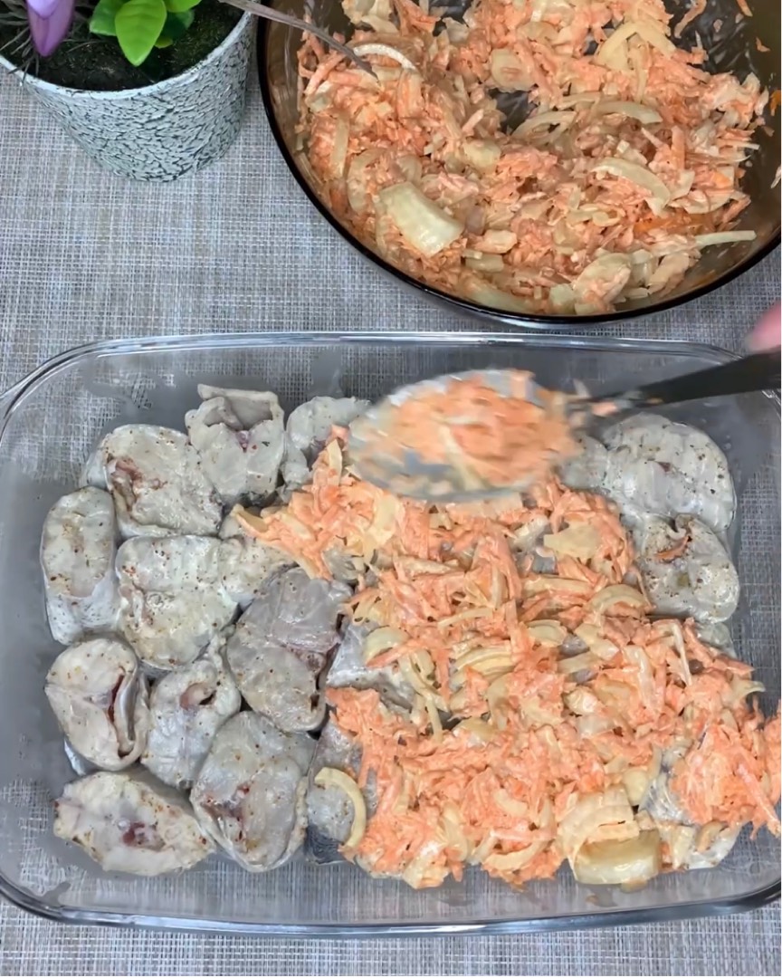 Минтай запечённый с луком и морковью