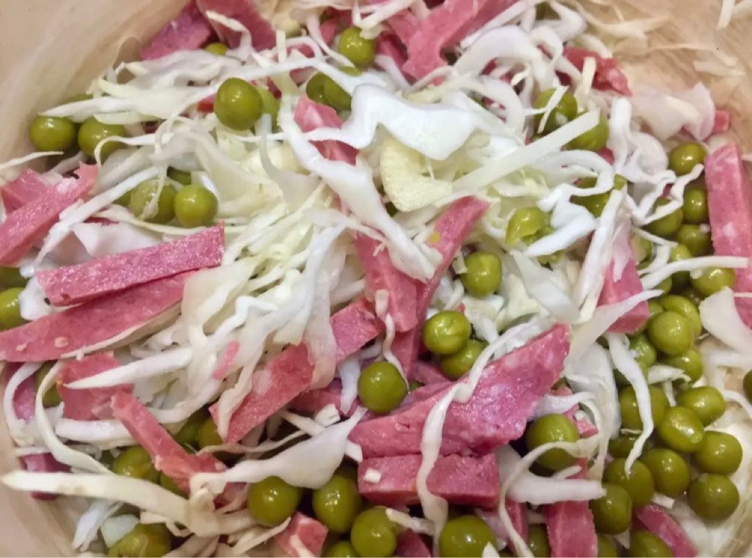 Салат с капустой, горошком и колбасой — рецепт с фото пошагово