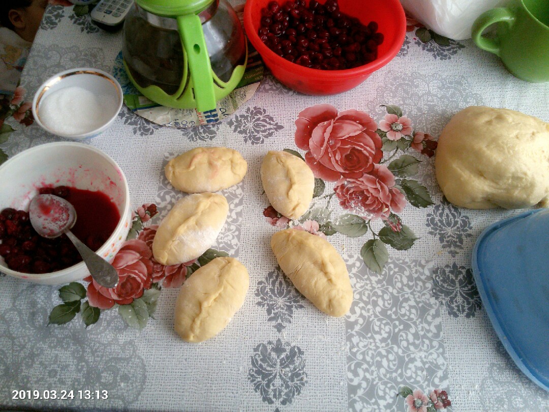 Пирожки с вишней на сковороде (на кефире)