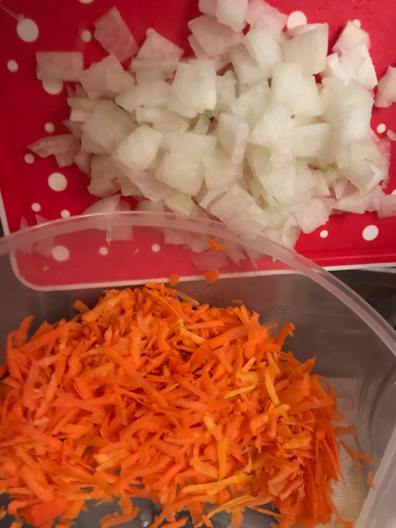 Тушёная рыба с морковью и луком