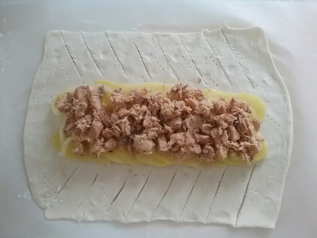 Слоенный пирог с яйцами, сыром, рыбными консервами