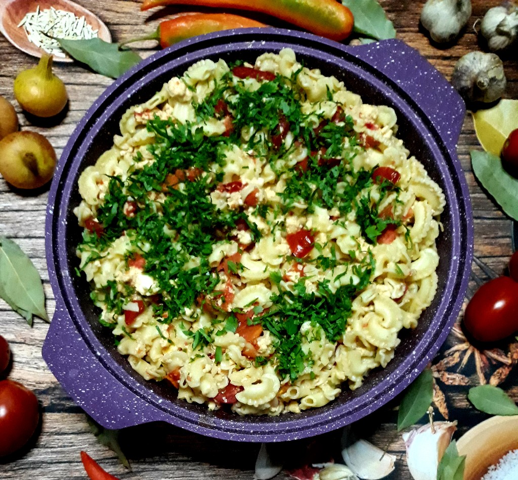 Паста с помидорами и сыром 🥘