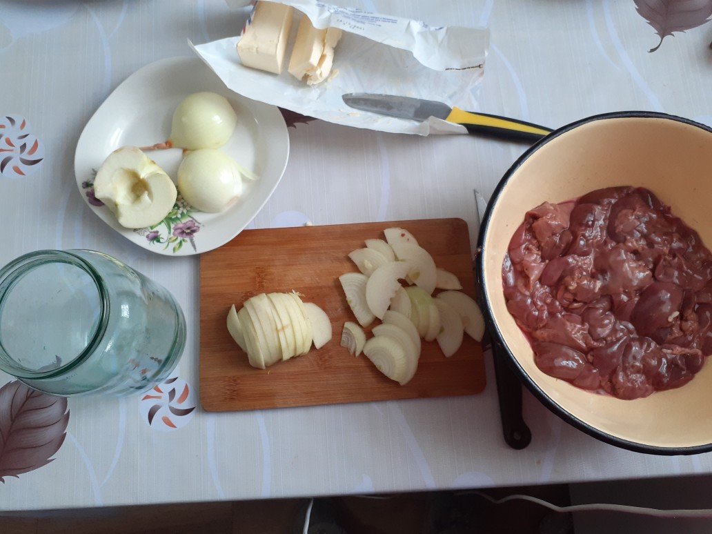 Печень с яблоками и луком в банке