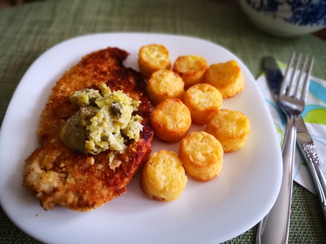 Шницель по-венски с соусом из лайма и каперсами