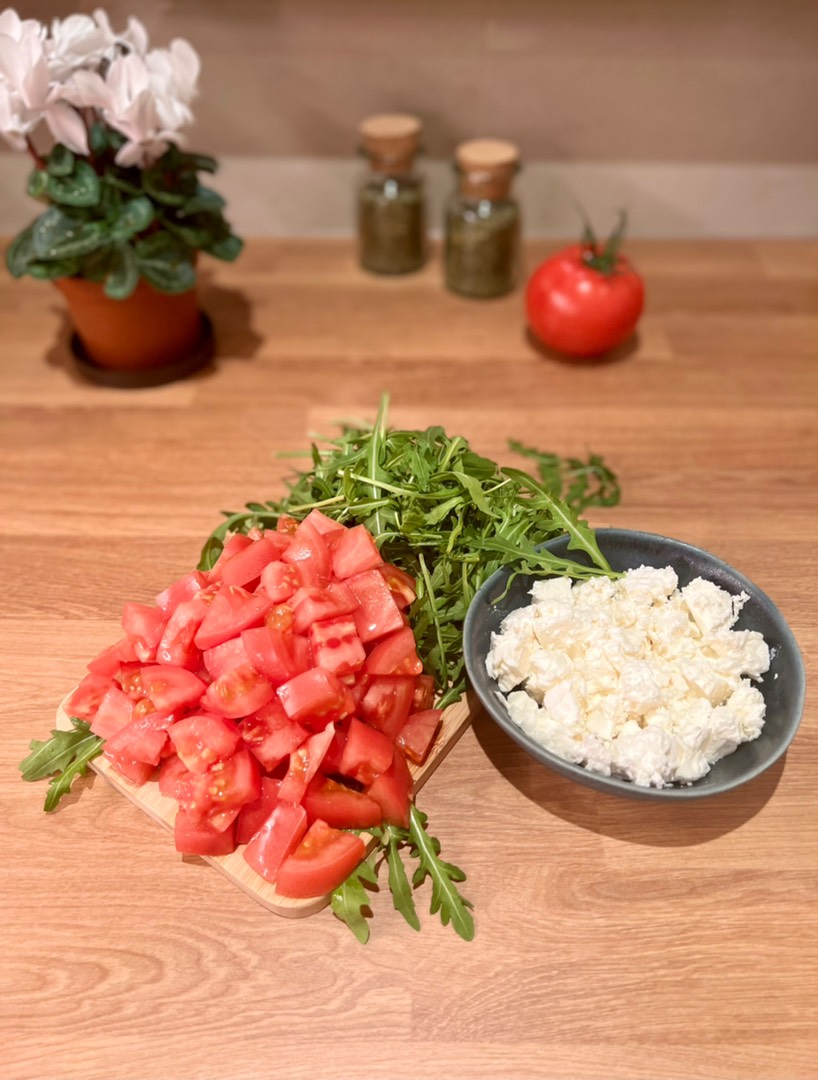 Салат с помидорами, рукколой и сыром Фета