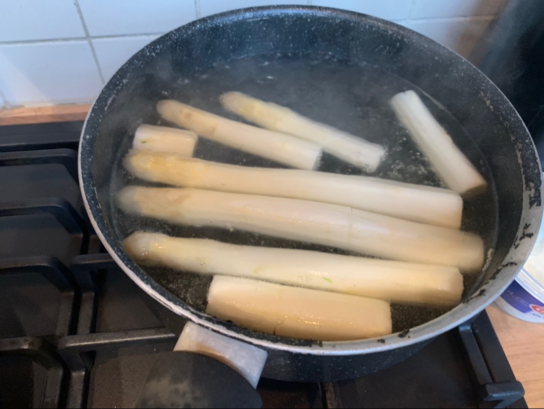 Салат с белой спаржей, беконом, горгонзолой и грецкими орехами