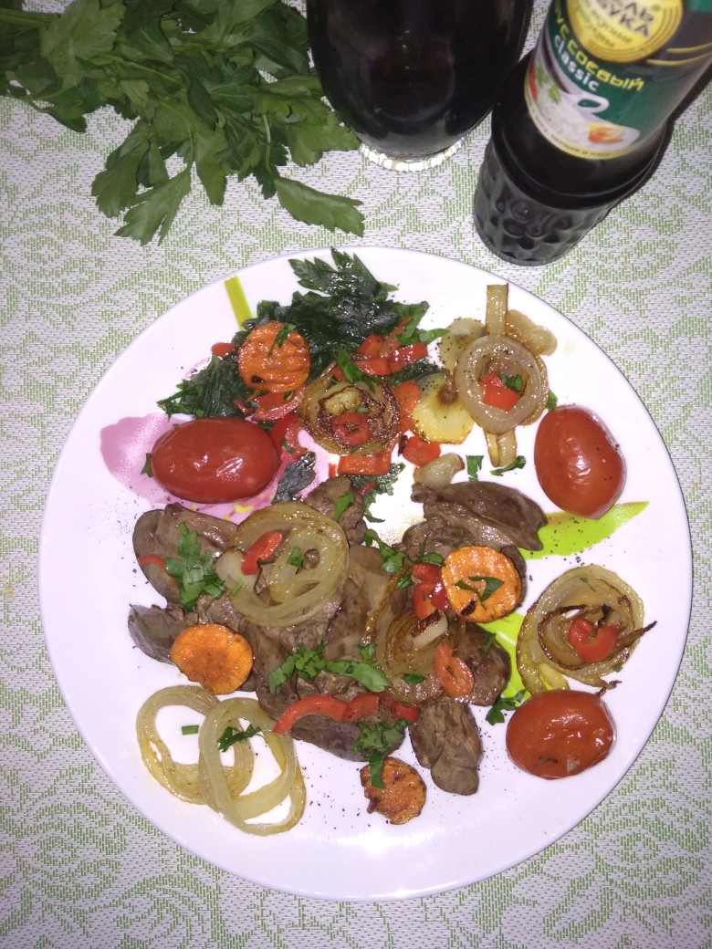 Куриная печень с овощами