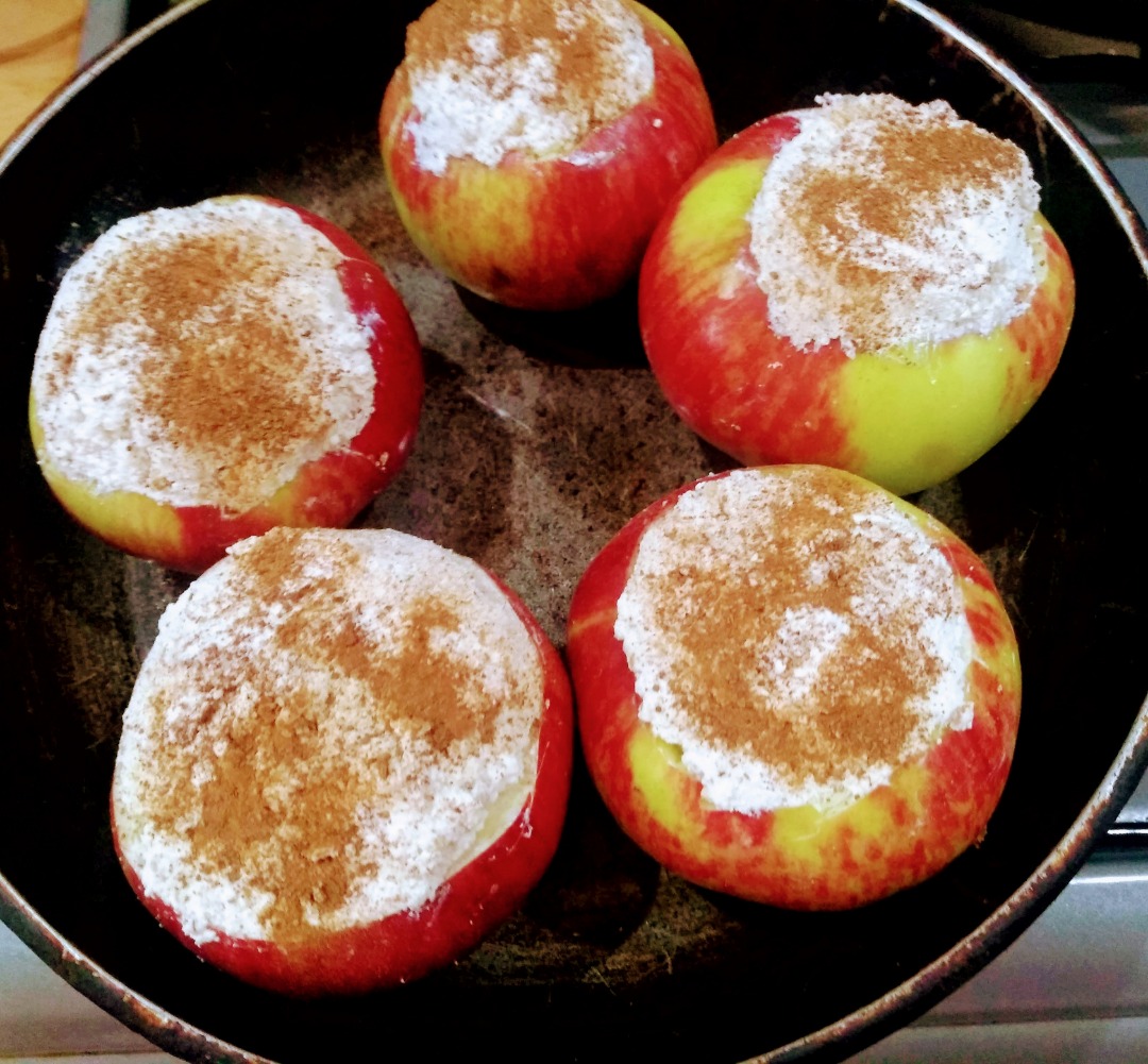 Запеченные яблоки с творогом, орехами и корицей