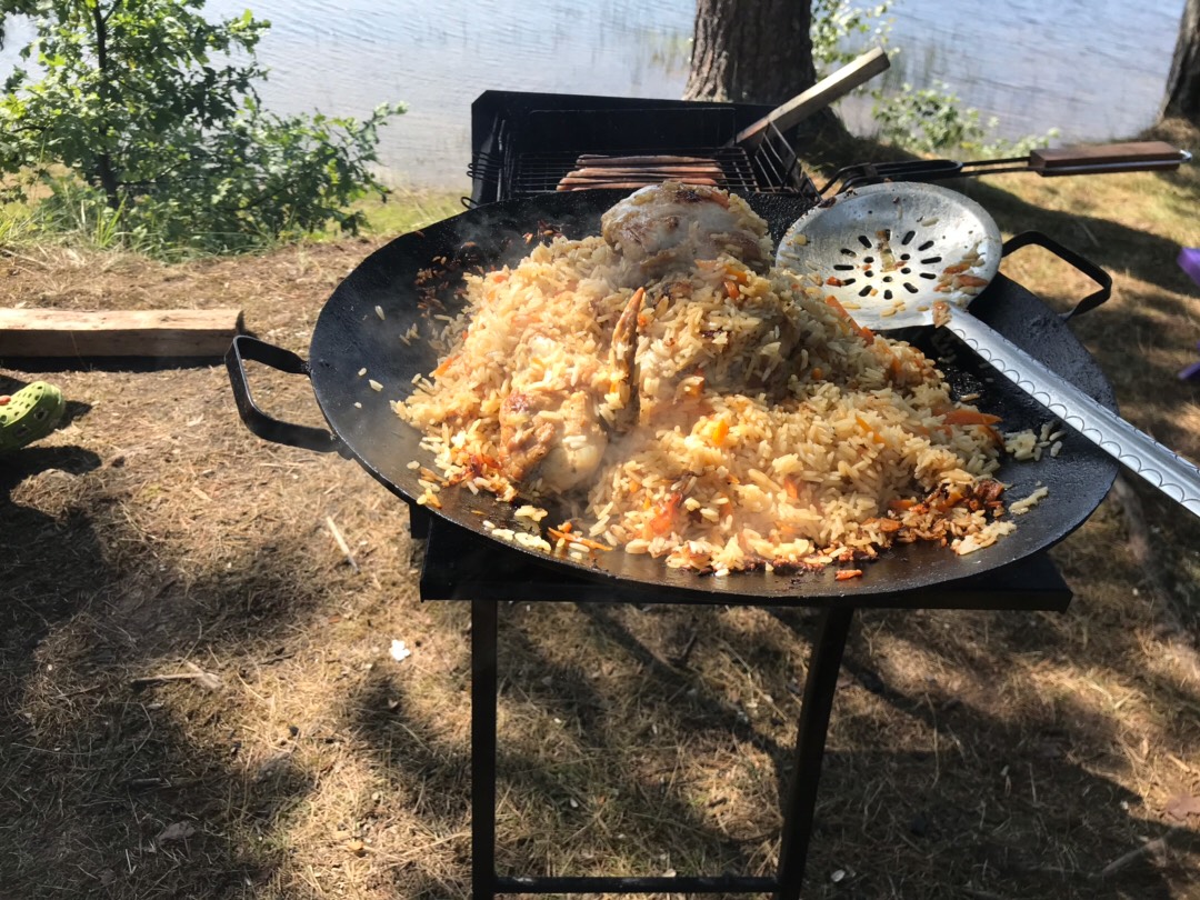 Куриный плов на берегу озера в садже на костре