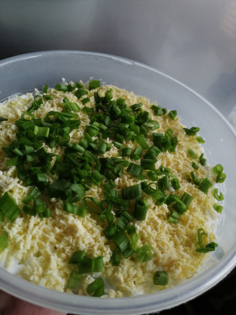 Салат с копчёной курицей, грибами и сыром - Лайфхакер