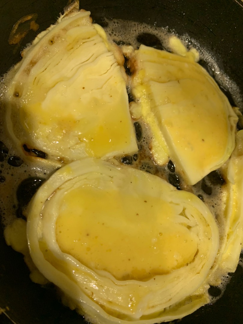 Капуста с яйцом на сковороде
