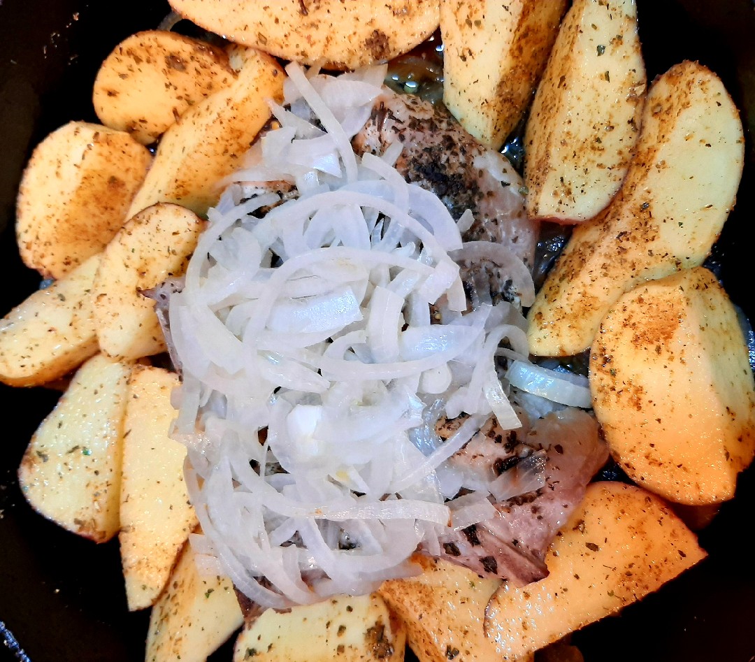 Свиной антрекот на кости в духовке, запеченный с картошкой, рецепты с фото