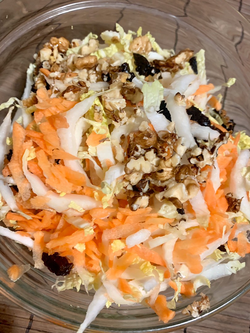 Салат с морковью, пекинской капустой и грецкими орехами