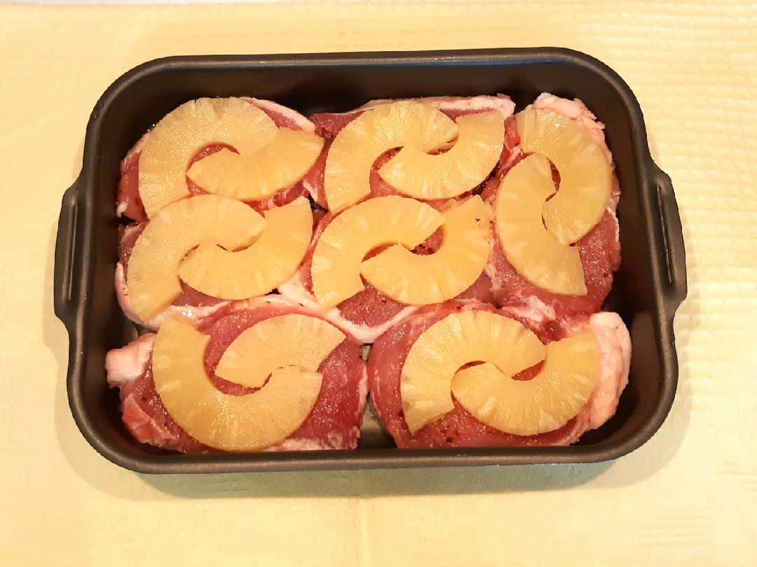 Свиные отбивные с ананасами, луком и сыром в духовке