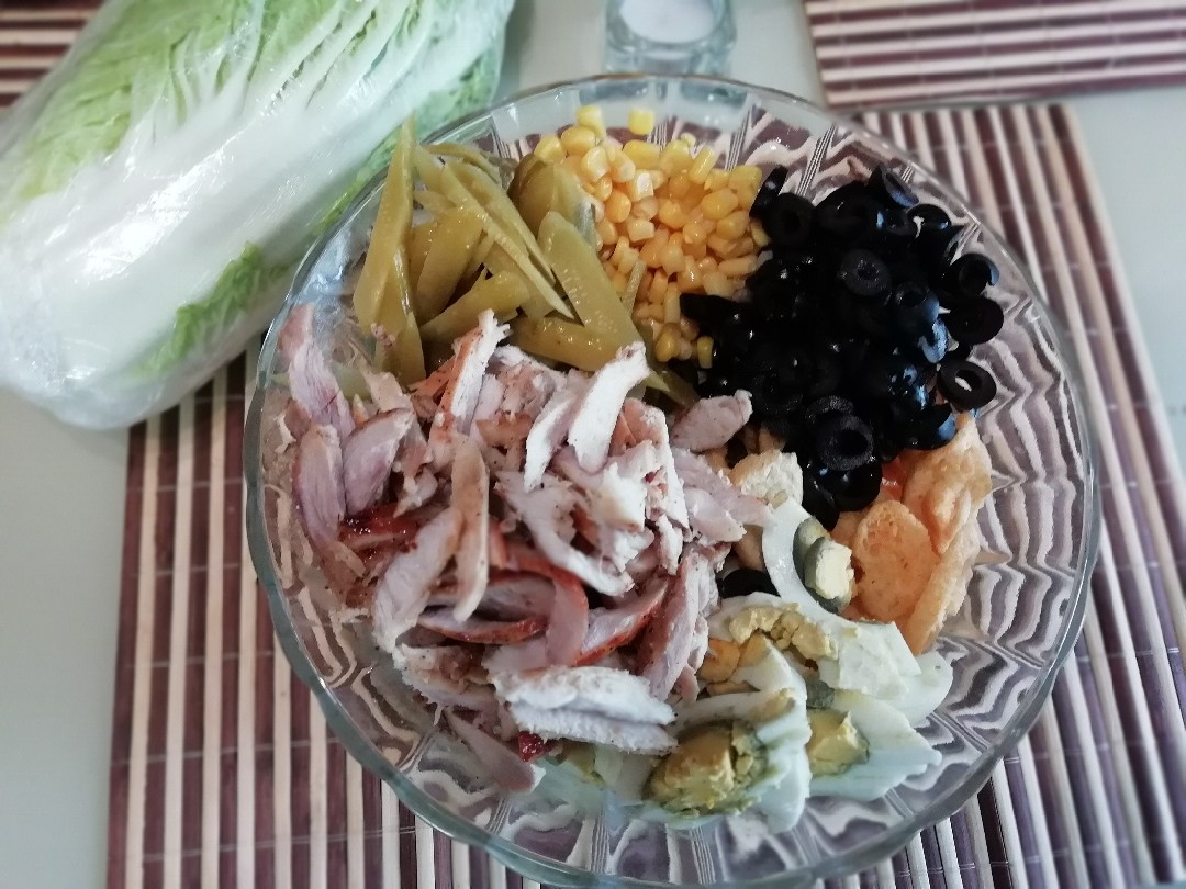 Салат с жареной свининой, кукурузой и солёным огурчиком 🥗